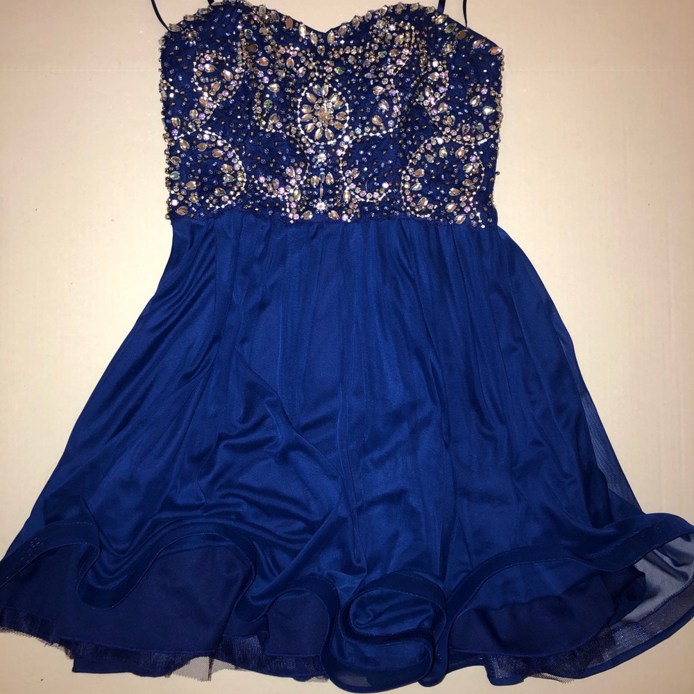 Stapless cocktail dress